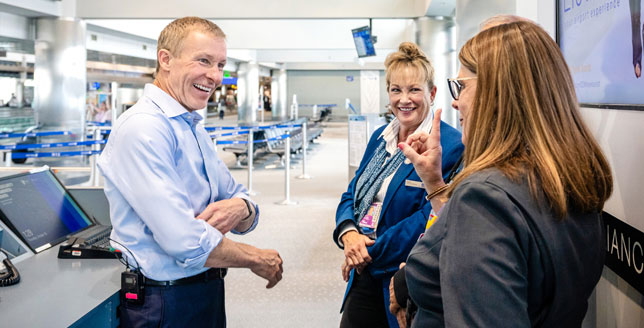 Scott Kirby at the airport speaking with United employees